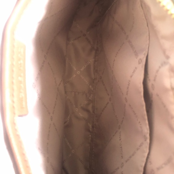 Michael Kors icon signature Jet Set Vanilla Crossbody NWT leather & brass, roomy - Picture 14 of 15